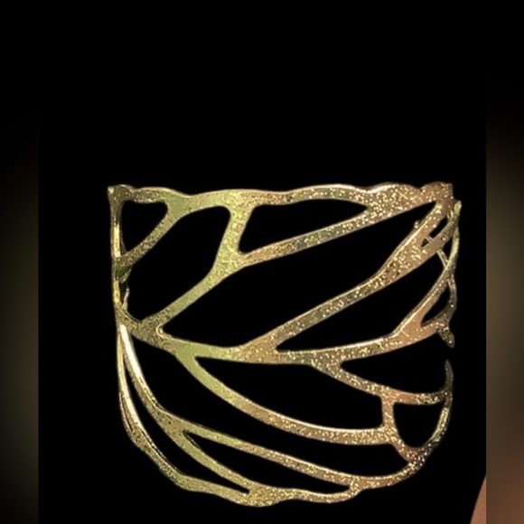 💥2/$24 or 3/$30💥 Stunning gold hollow leaf bracelet. Adjustable size. Cuff style - Picture 4 of 6